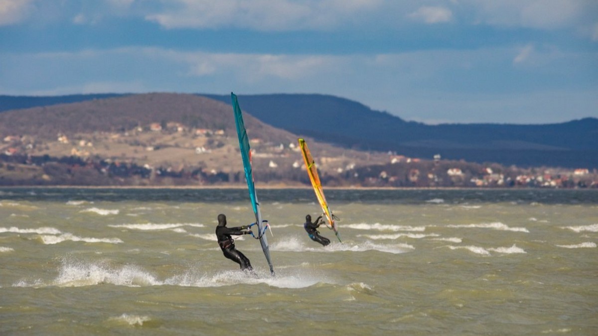 27 embert kellett kimenteni a Balatonból a hétvégén