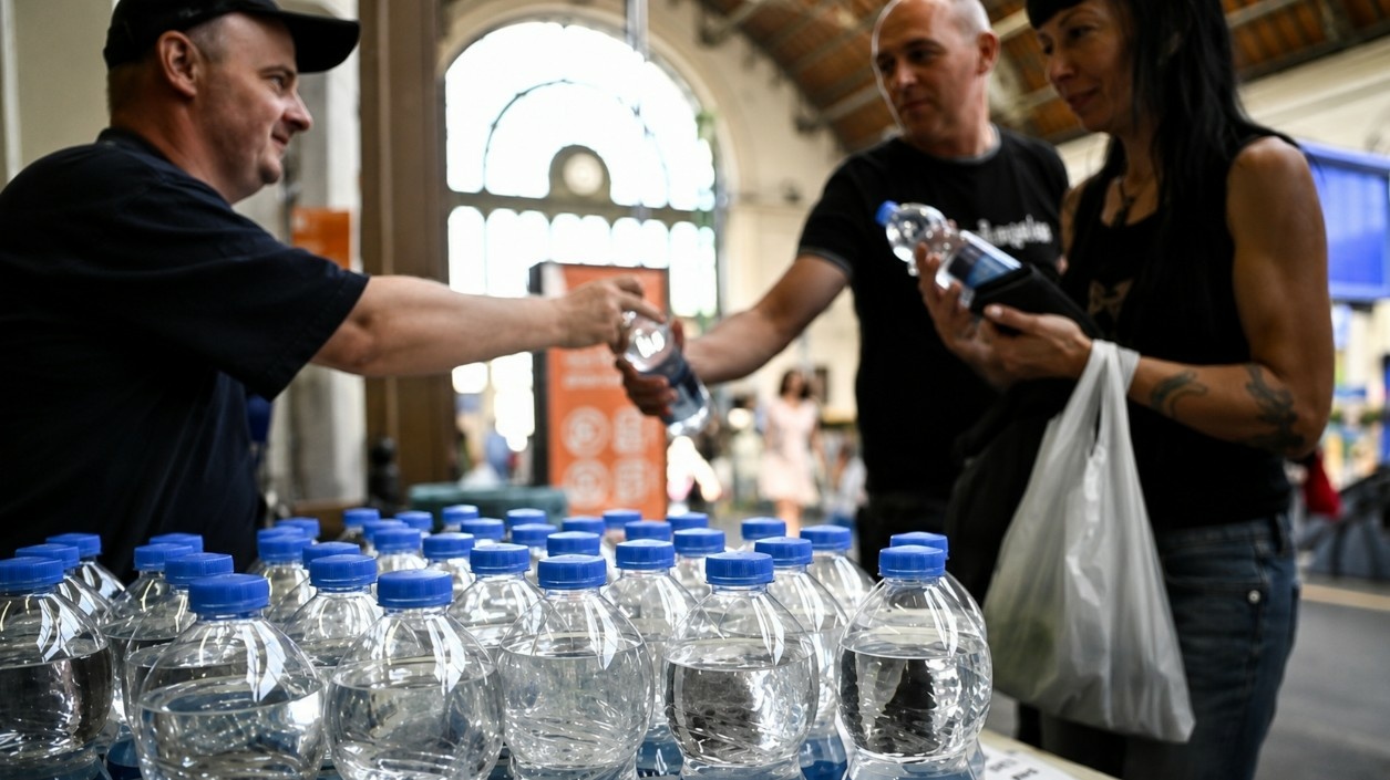 Vizet osztanak a vasút- és buszállomásokon a hőségriasztás idején