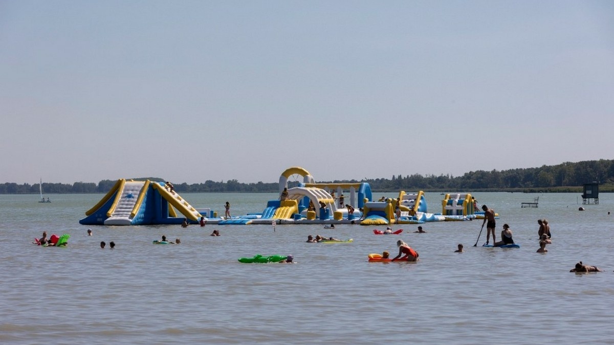 Balaton: zuhanyzás javasolt fürdés után a Keszthelyi-medencében
