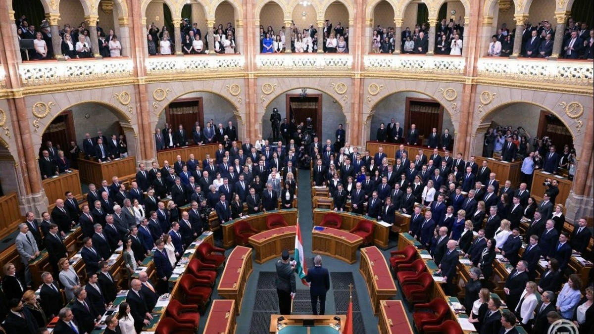 Magyar Péter felszólalásával indul a parlament rendkívüli ülése
