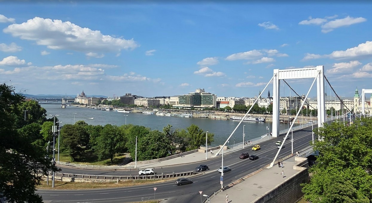 Ha teheti kerülje: a hétvégén mossák az Erzsébet hídat Budapesten