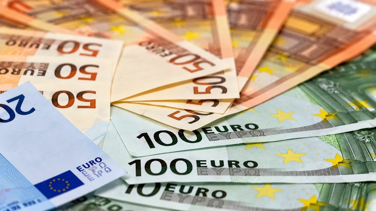 Nagyot gyengült a forint, az euró árfolyama 365 forint közelébe került