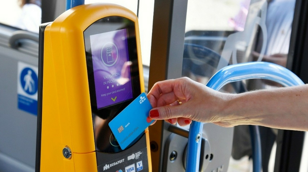 Újdonság a 200E repülőtéri buszon: így lehet mostantól jegyet venni