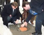 Alapkőletétel: Sikerül őket bebetonozni? Jabil