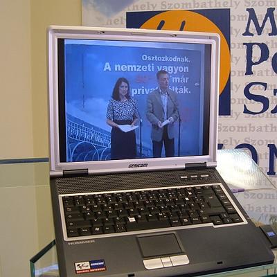 Rogán Antal a laptopon
