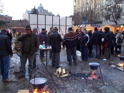 Disznóvágás-hangulat a Fő téren Forraltbor