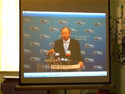 Kuncze Gábor a laptopon