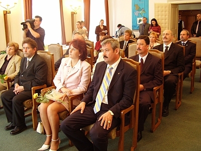 Mandátumosztó a megyeházán