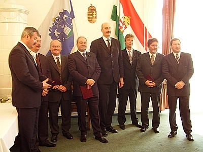 Mandátumosztó a megyeházán