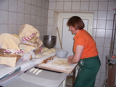 Julia asszony stanglit süt Julia asszony stanglit süt