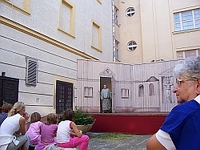 Tavalyi előadás az egyházmegyei kollégium udvarán. Egyszer volt. Karneválszínház