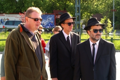 Egy bolond százat csinál