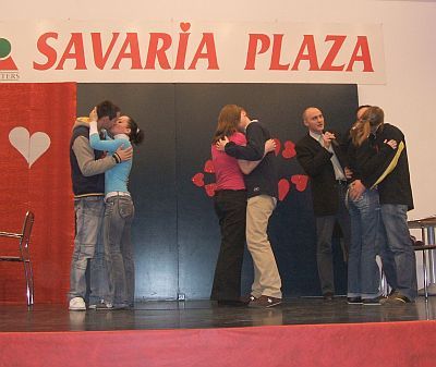 Csókverseny a Savaria Plázában
