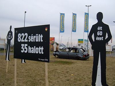 Fekete alakok riogatnak a Tescónál