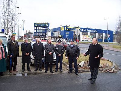 Fekete alakok riogatnak a Tescónál