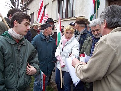 Tüntetés az úton Hankó Faragó Miklós házánál