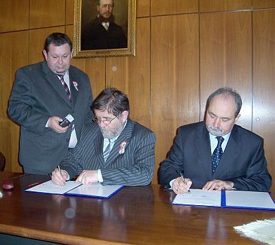 A város és a megye aláírt