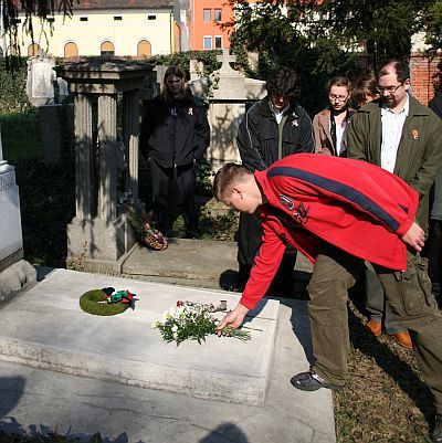 Diákok emlékeztek a temetőben