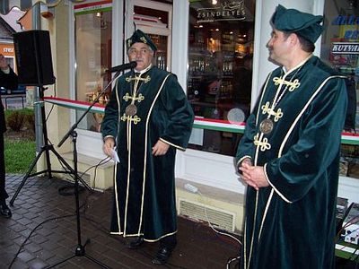 Pálinkaház-avató az esőben