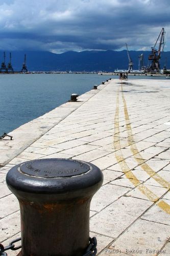Rijeka kikötő, háttérben a Ganz-daruk