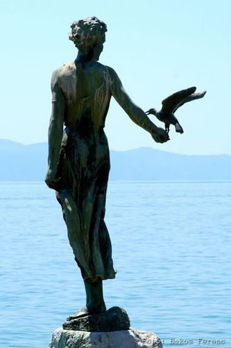 Opatija jelképe, az Üdvözlet a tengernek c. szobor