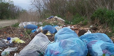 Kőszegi útról a reptér felé kanyarodva Illegális szemétügy Szombathelyen