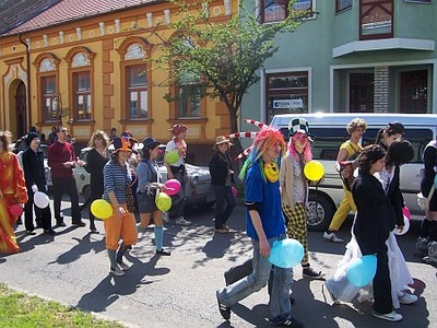 Bolondballagás - Savaria Szakképző
