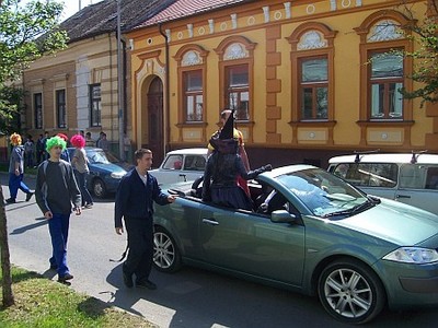 Bolondballagás - Savaria Szakképző