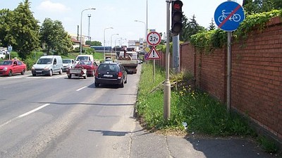 Itt kellene belemenni a forgalomba - Csábító lehetőség Tragikomikus bicikliutak Szombathelyen