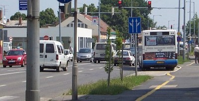 Hopp, itt valahogy egy busz keveredett az utunkba Tragikomikus bicikliutak Szombathelyen