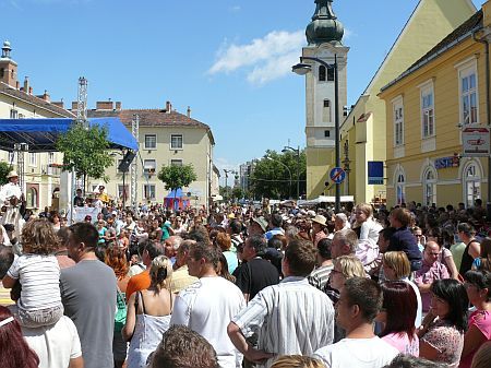 A garabonciások közönsége a reneszánsz téren