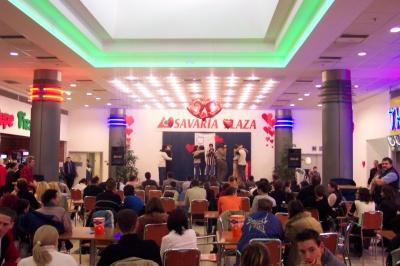 Valentin, plaza, csók mindenkinek