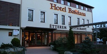 Hotel Bassiana, S&aacute;rv&aacute;r