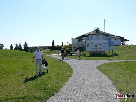 Birdland golfp&aacute;lya, B&uuml;k