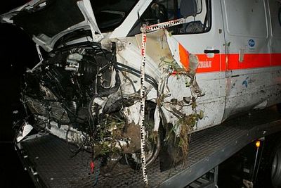 Mentő ütközött a 86-oson