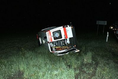 Mentő ütközött a 86-oson