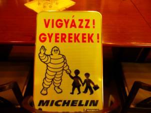 Ilyen táblák lesznek Kopjafa állítás a Gayer-parkban