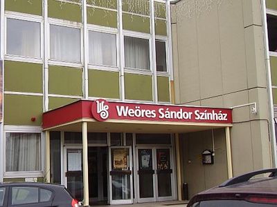 A színházpénz a színházé