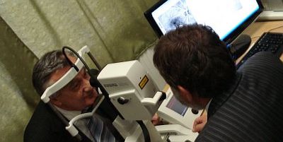Kovács Ferenc megvizsgálja Lakner László szemét Modern szemészeti készülék a Markusovszkyban