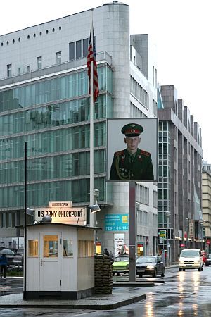 A Checkpoint Charlie a Checkpoint Charlie