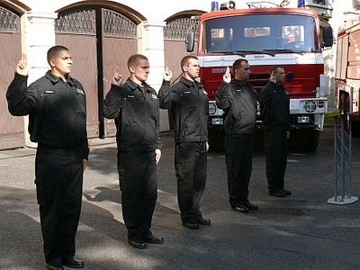 Öt új tűzoltó is esküt tett az ünnepségen Új tűzoltóautó Szombathelyen