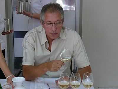 Velencei Pál, a médiazsűri szigorú elnöke éppen színelemez Savaria Történelmi Karnevál Borverseny 2009