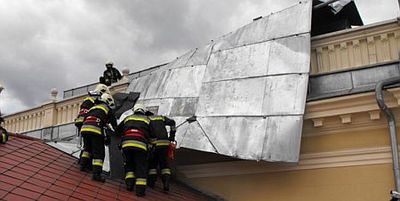 Leszakadt a bádog a szombathelyi vasútállomásról (videóval)