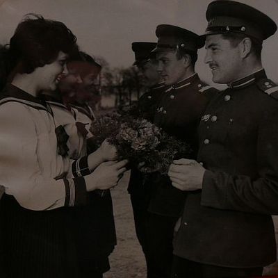 Magyar lányok köszöntik a szovjet katonákat az 1961-es április 4-i ünnepségen Nagy szocialista ünnepek Szombathelyen