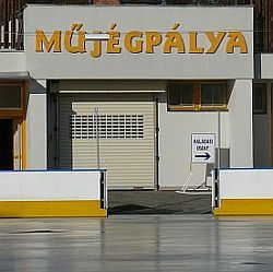 Nyitás előtt a szombathelyi jég