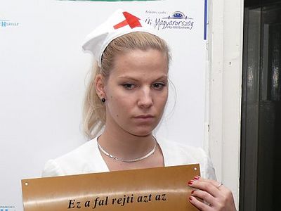 Időkapszulával indult az új sárvári rendelő építése