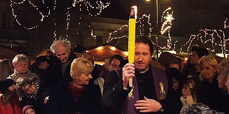 Gyertyagyújtás a Szombathelyi Fő téren