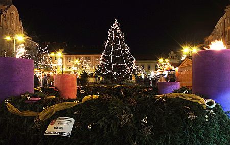 Gyertyagyújtás a Szombathelyi Fő téren