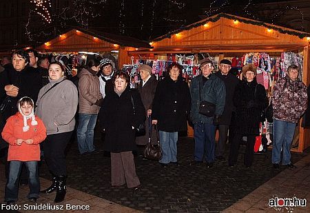 Gyertyagyújtás a Szombathelyi Fő téren
