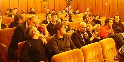 bszurd a közgyűlésen – színészek a nézőtéren
